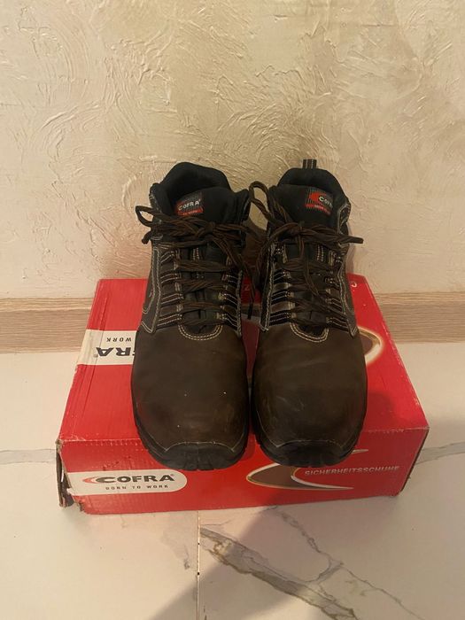 Спецботинка сатылады. 1-2 рет киілген. Жақсы күйде. Бағасы 4000 тг.