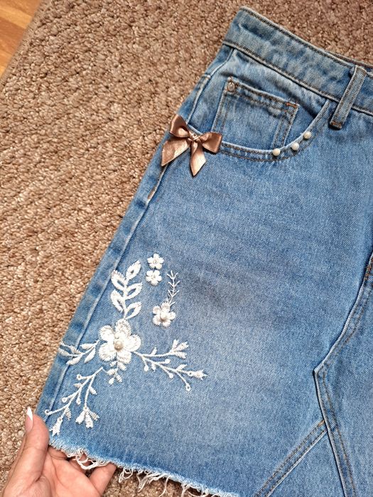 Fusta denim cu broderie si perlute aplicate fundite aurii