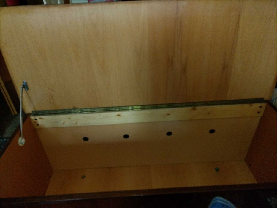 Дървена ракла за дрехи