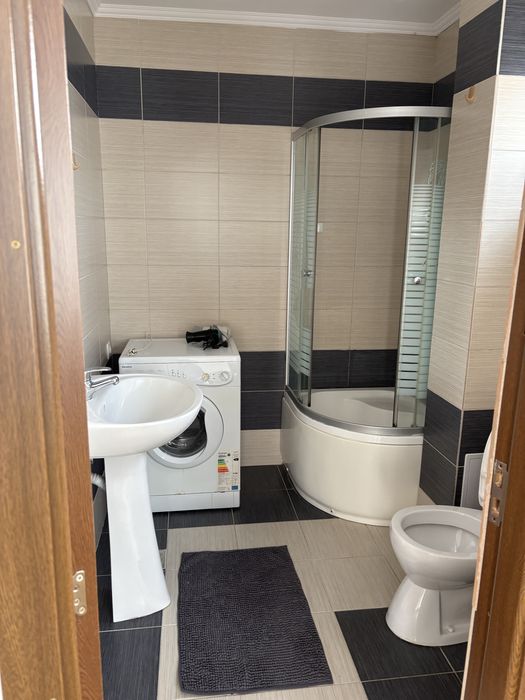 Inchiriez apartament cu o camera la casa