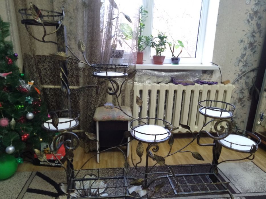 Кованная цветочница.