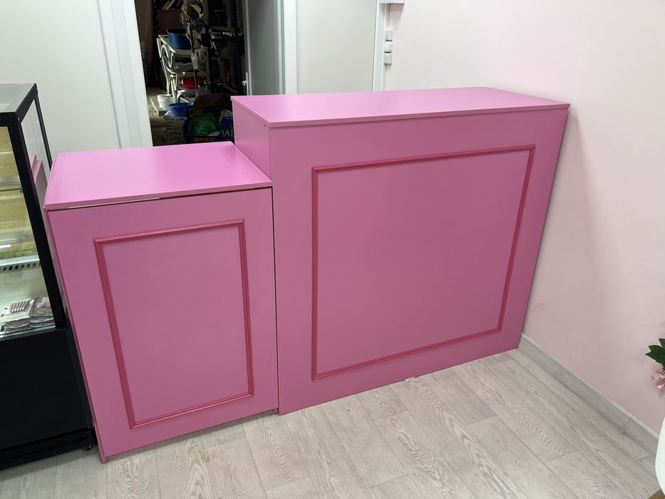 Мебельный шкаф розовый