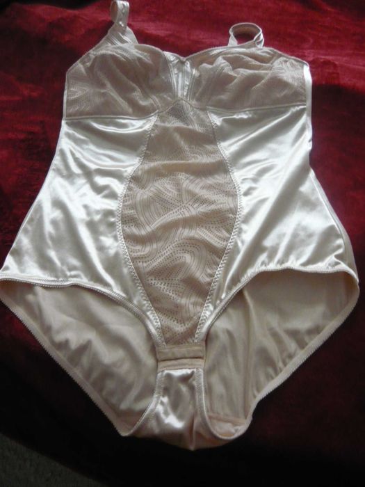 Дамски корсаж цвят екрю - размер  95 В закупен в чужбина - нов