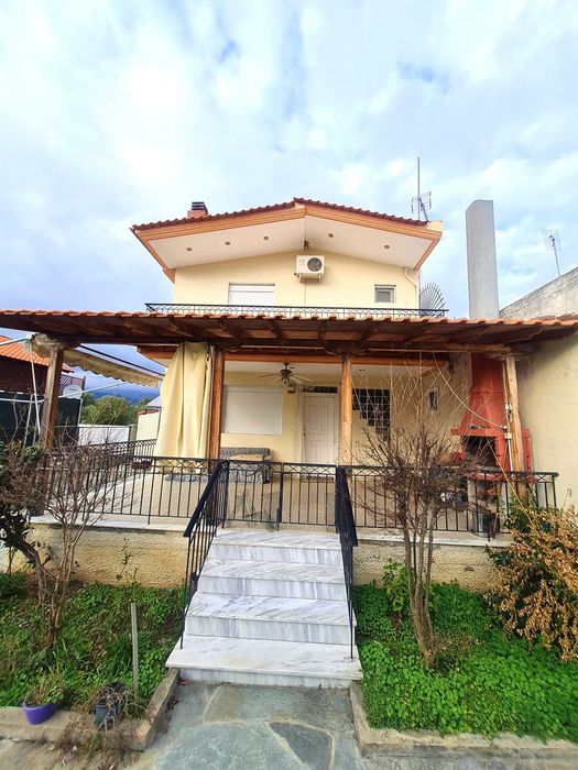 Продава се къща на две нива 90м2 и двор 220м2 в Паралия Врасна, Гърция