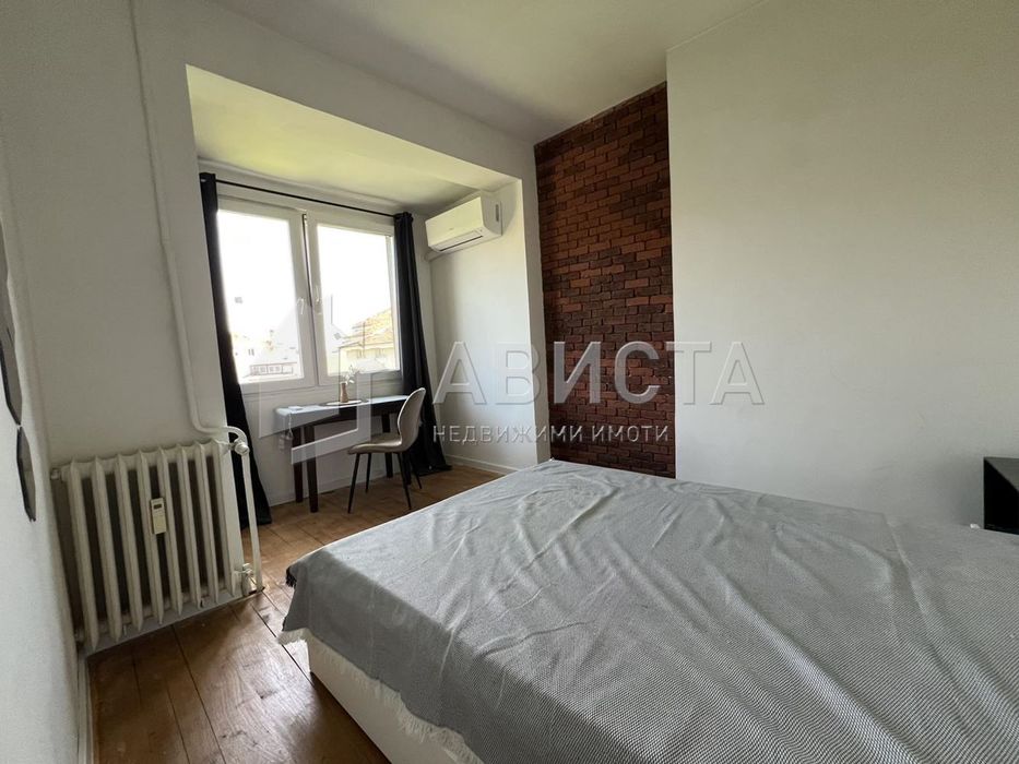 Дава се под наем Тристаен апартамент в София, Център - 75 кв.м за 917.49 € - Снимка #2