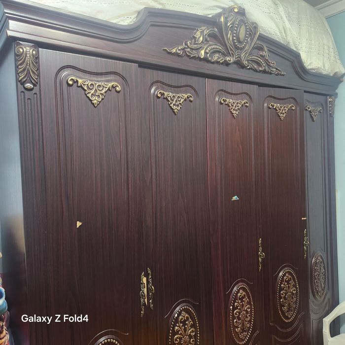 Шкаф и кровать ,тумба ,телевизор, подставка