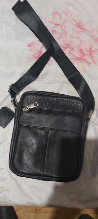 Продавам мъжка черна чанта от естествена кожа с пет отделения с цип