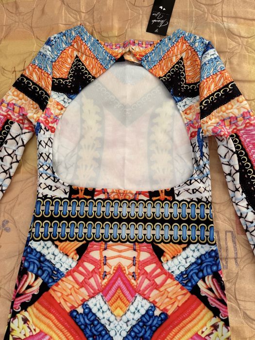 Рокля с гол гръб