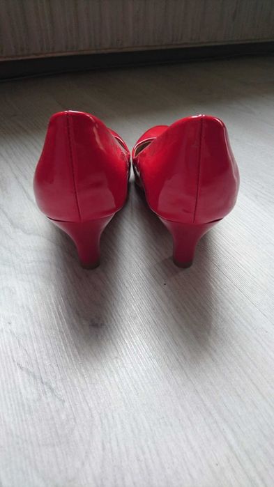 Елегантни дамски обувки с ток