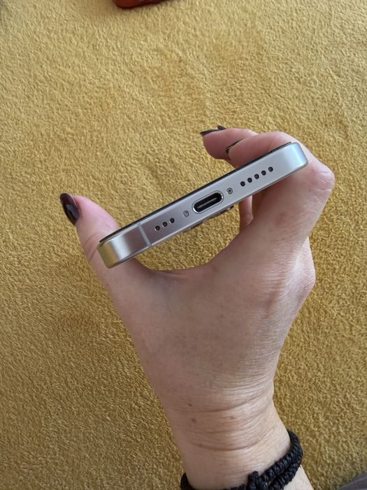 Iphone 15 pro с подарък кейсове нови