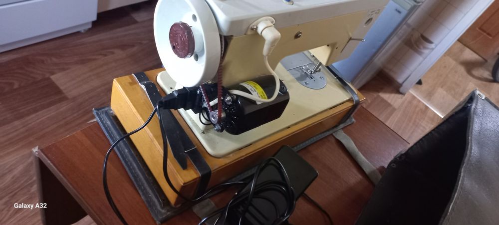 Продам швейная машинка чайка 143