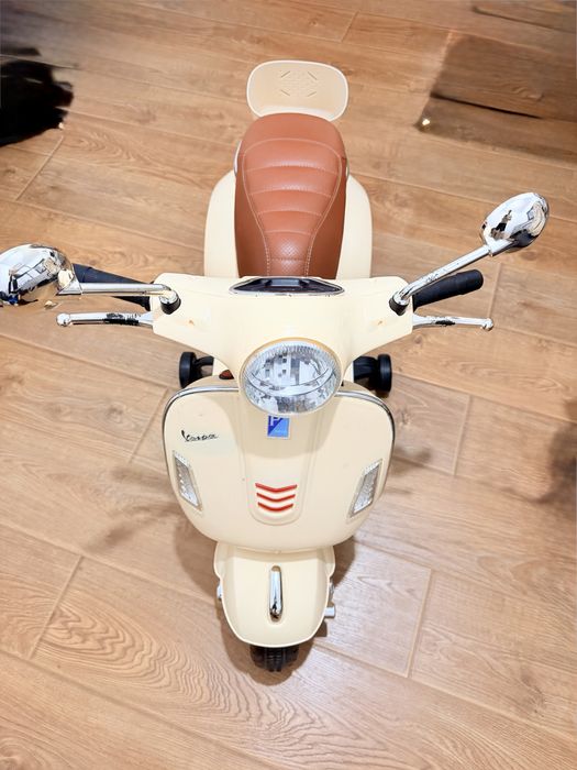 Scuter electric Vespa pentru cei mici, autonomie buna, roti ajutatoare