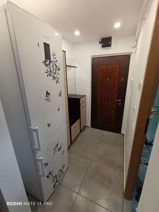 Închiriez garsonieră et.1 complet utilată