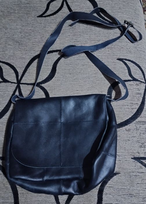 Чантичка от естествена кожа сдълга кайшка