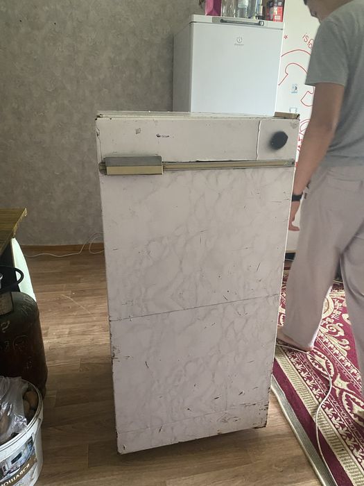 Холодильник работает