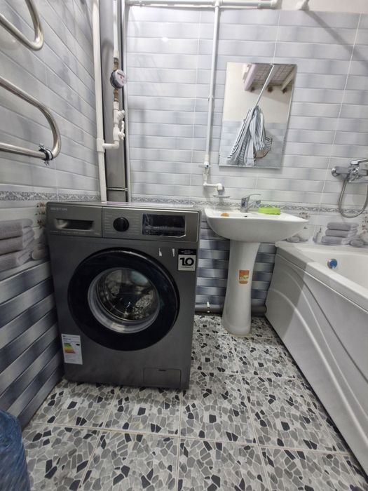 Qarshida Beklar mahallasida barcha sharoitlari mavjud 3 xonali uy bor