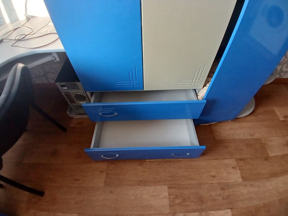 Продам шкаф со столом
