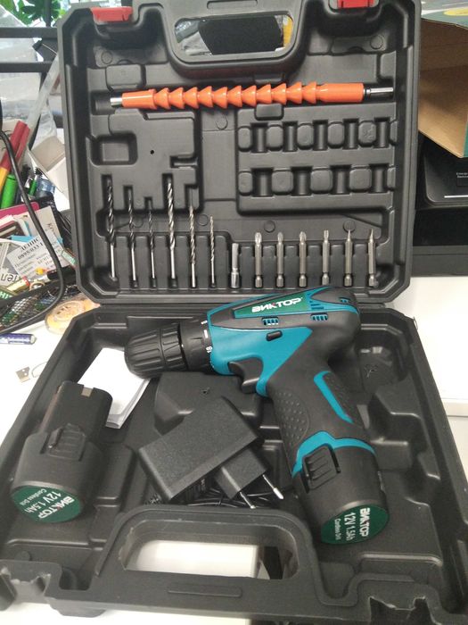 Акумулаторен винтоверт с две батерии 12V куфар и свредла - 17в1