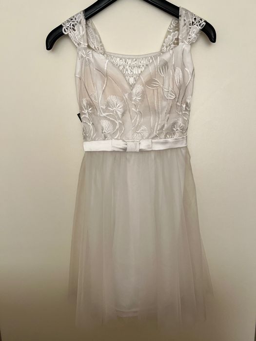 Чисто нова официална рокля