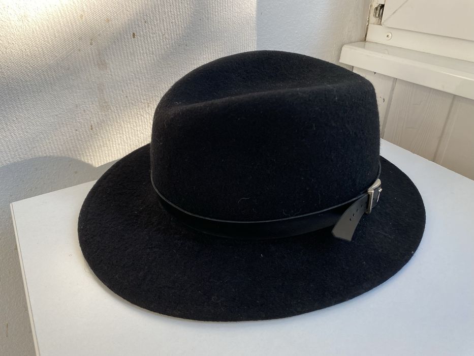 palarie neagra din lana