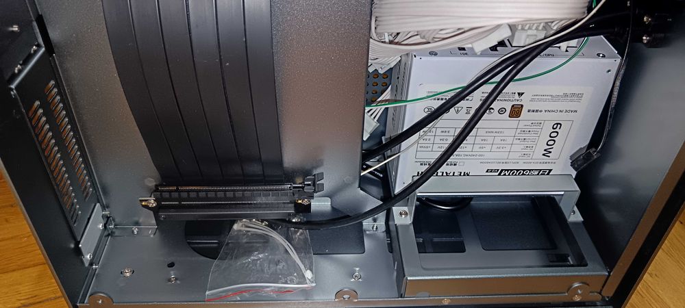 Vand carcasa calculator/PC: mini ITX,  sursa SFX 600w,  SSD+HDD