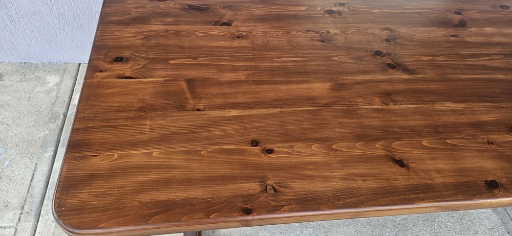 Масивна  дървена  маса