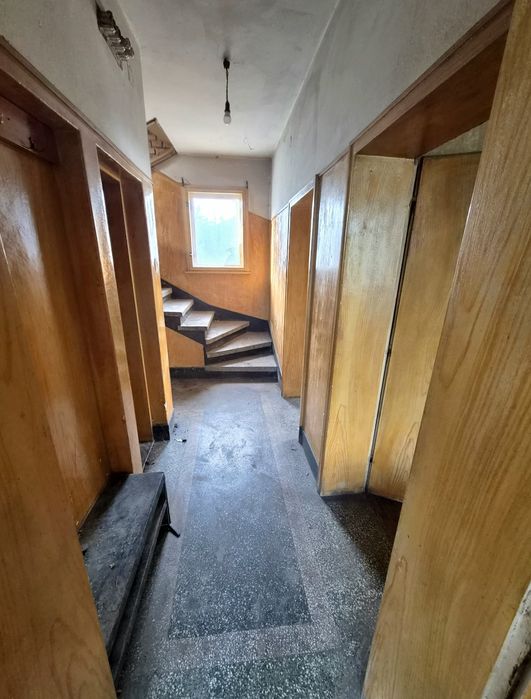 Къща с двор 886 кв. м. в гр. Костинброд