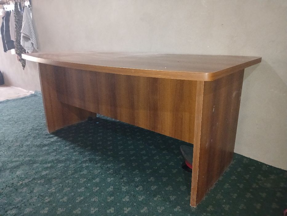 Mebilni stol kabenit stolni kamyutr uchun ikkita