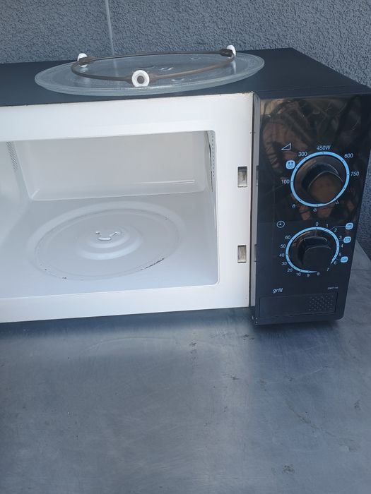 Cuptor microunde Samsung 
Samsung GW 711 K
1100w microunde -
950w grill.