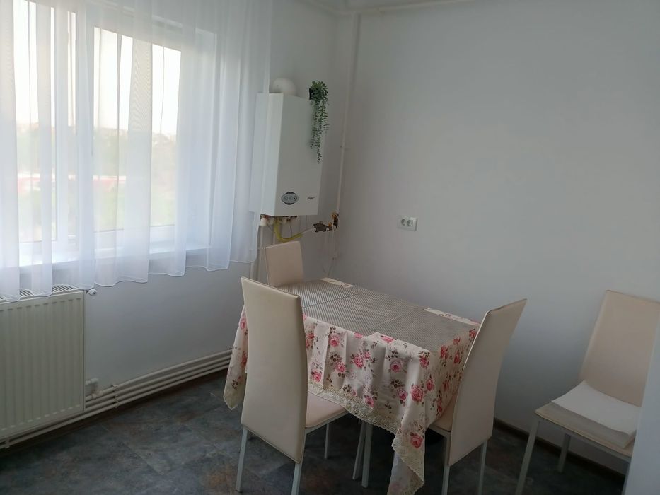 Închiriez apartament, 2 camere decomandat, 1 decembrie 1918, et 3