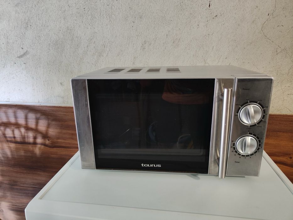 Микровълнова фурна Taurus Luxus Grill 20L – 700W + Grill 900W