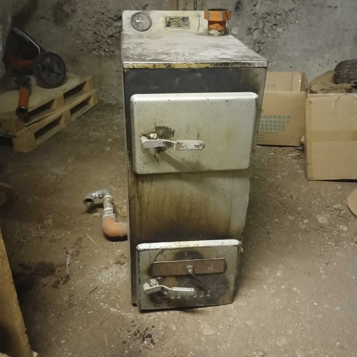 Продавам камина с водна риза на дърва 16кW руска.