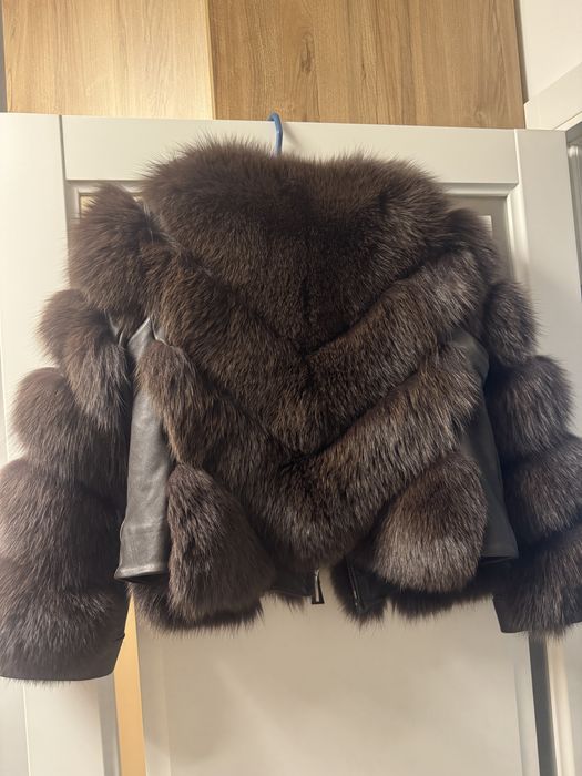 Blana naturala de vulpe in V maro ciocolatiu