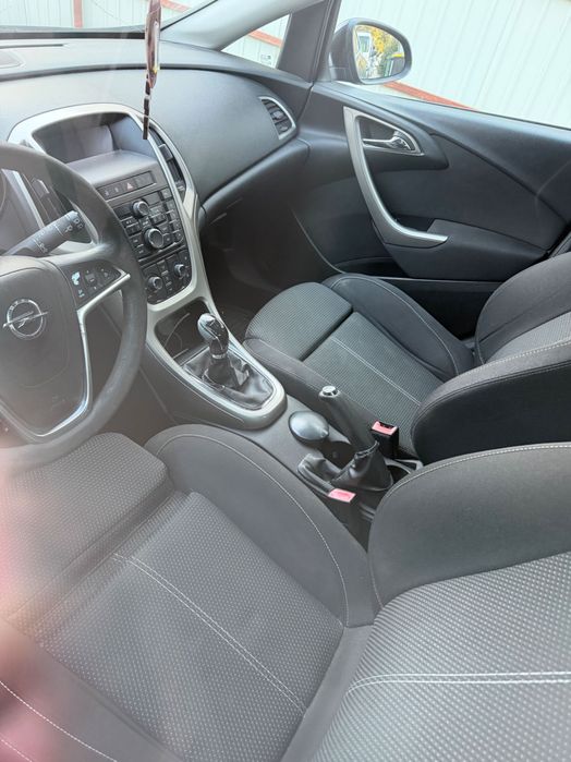 Vând Opel astra J 2011