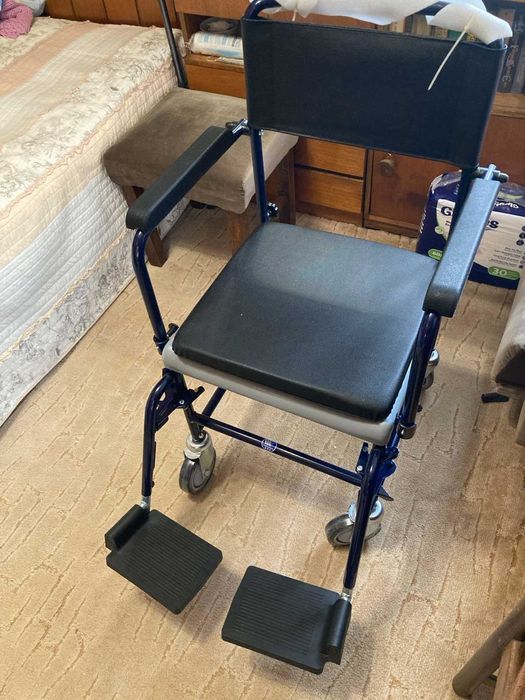 Продавам санитарен стол.