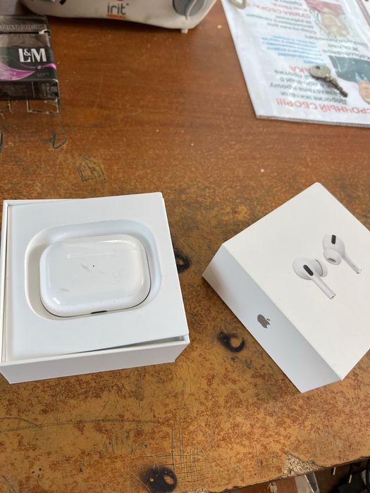 Продам Apple AirPods pro with Lightning/Wireless Charging белый