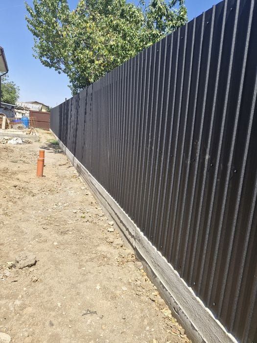 Construim la comanda dvs. garduri si porti din:
- panouri stil jaluzea