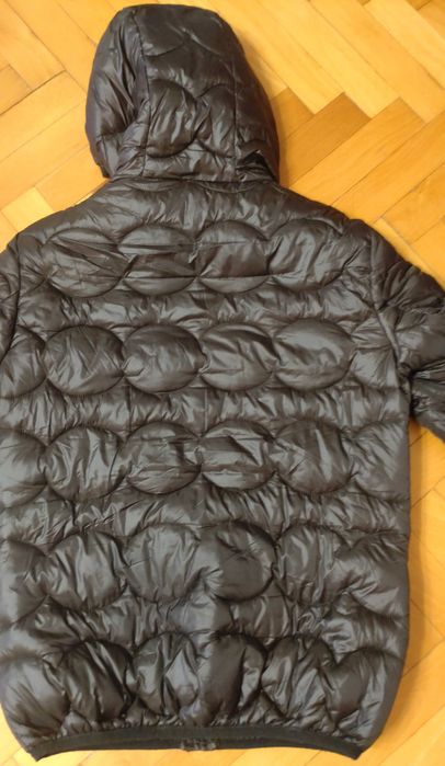 Продавам мъжко пролетно-есенно яке с качулка