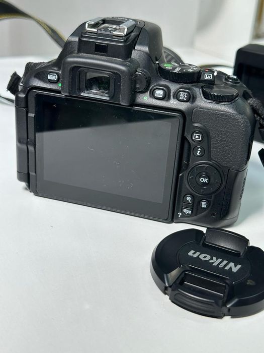 Продам зеркальный фотоаппарат Nikon d5600