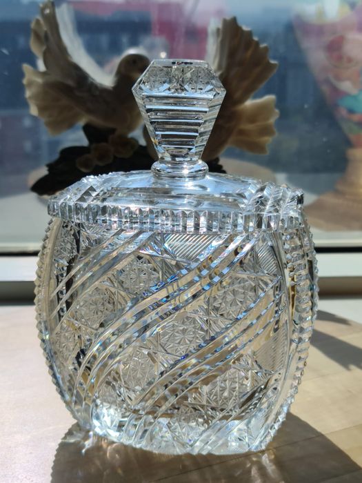 Роскошная ваза с крышкой