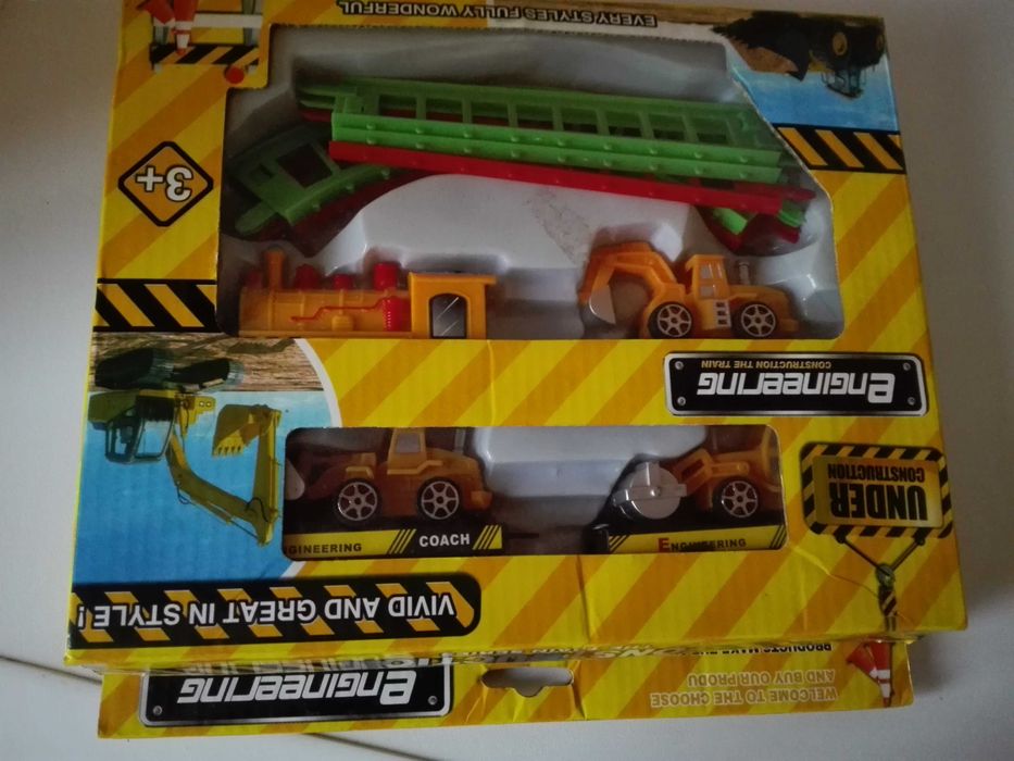 Пластмасово влакче , дървена кола и змия на Рубик.