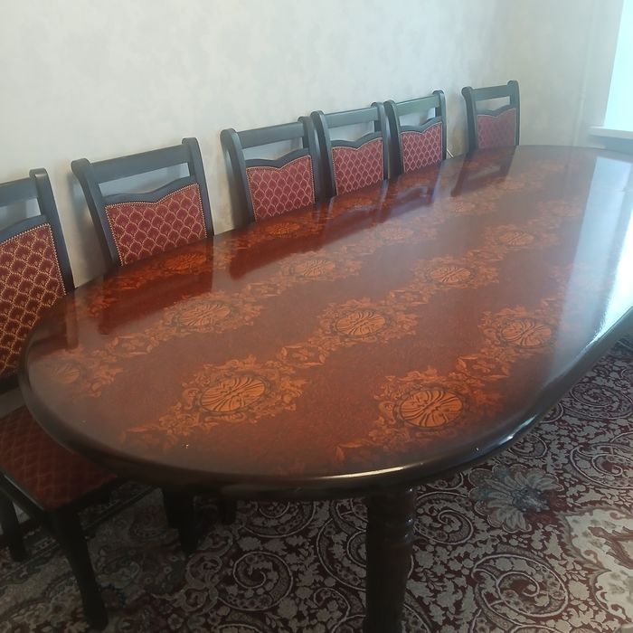 Гостиничный стол и 12 стульев