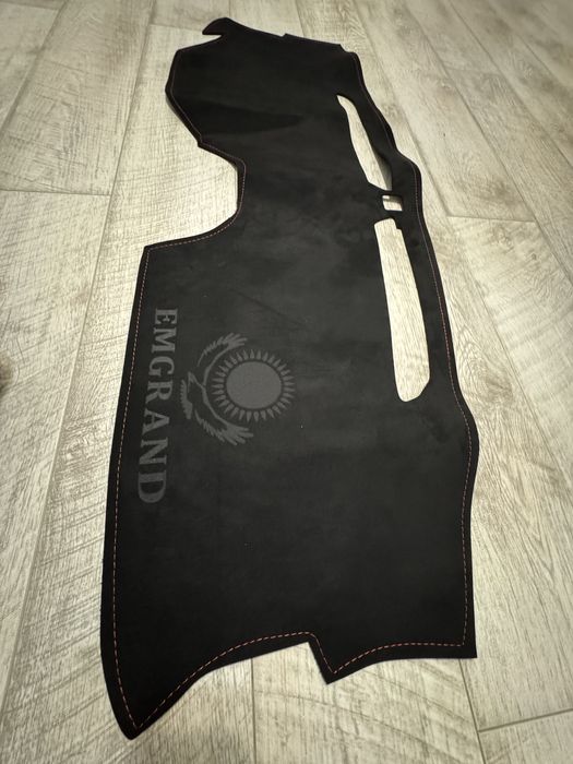 Накидка на панель авто Geely Emgrand