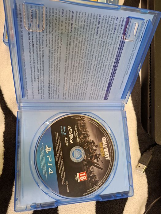 PS4 + Call of duty WWII,Borderlands 3,UFC 3