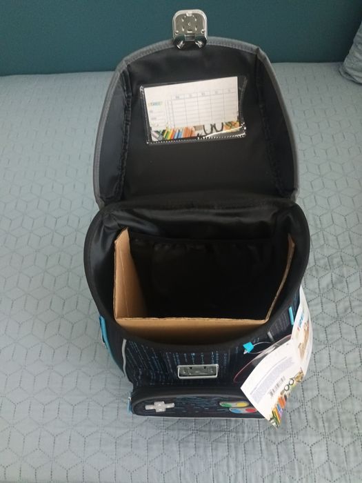 Нова ученическа раница Street и пълен несесер на същата марка