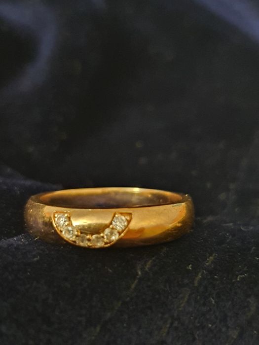 Золотое обручальное кольцо