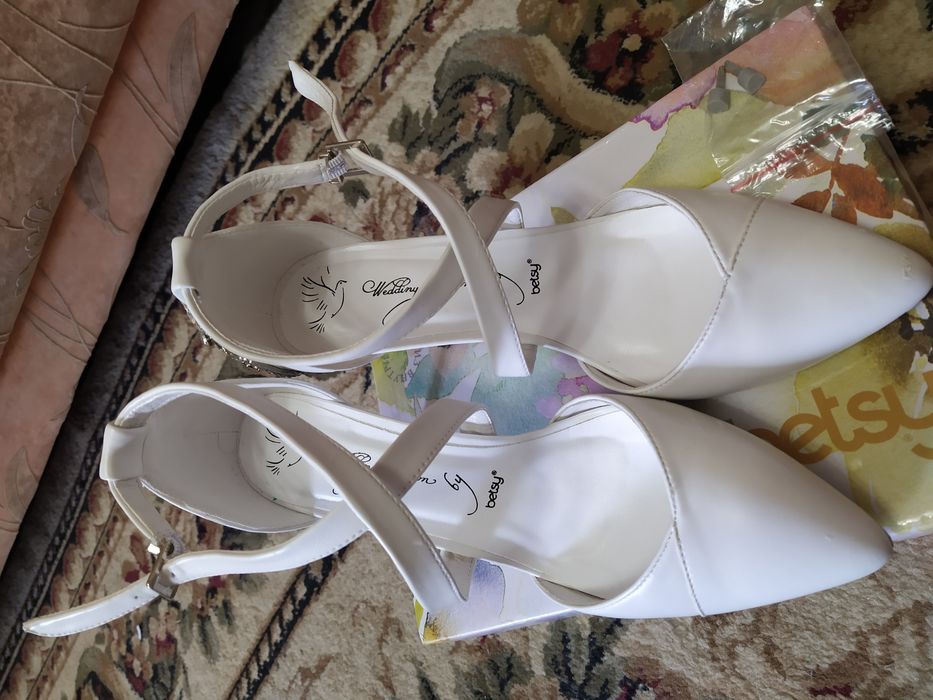 Свадебные белые туфли