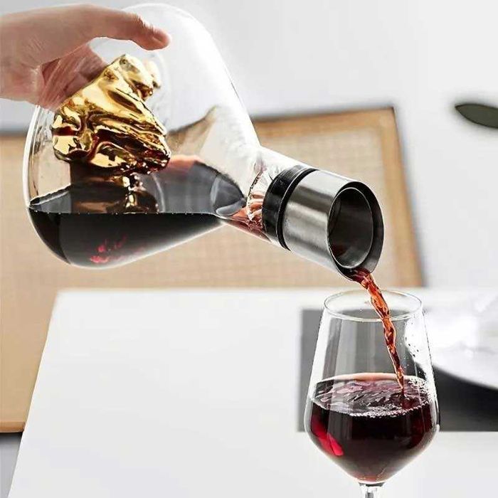 Стъклен декантер за вино с релефно дъно планински връх