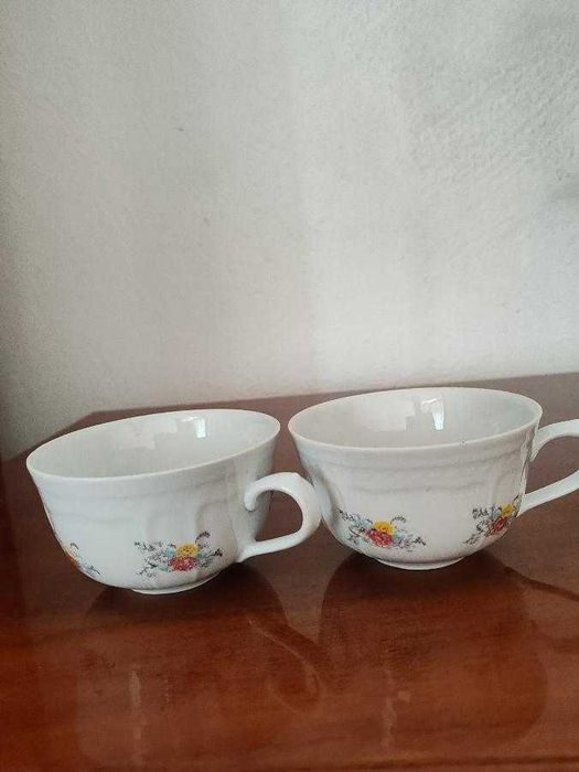 Vând mici obiecte de veselă: cupe șampanie și cești cafea. „La pachet” donez mileuri foarte frumoase.