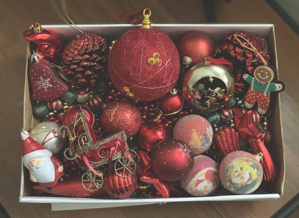 Елочные игрушки, бусы, гирлянды.